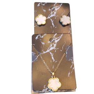 New Alloy In Gold and White Flower Fashion Jewelry Set